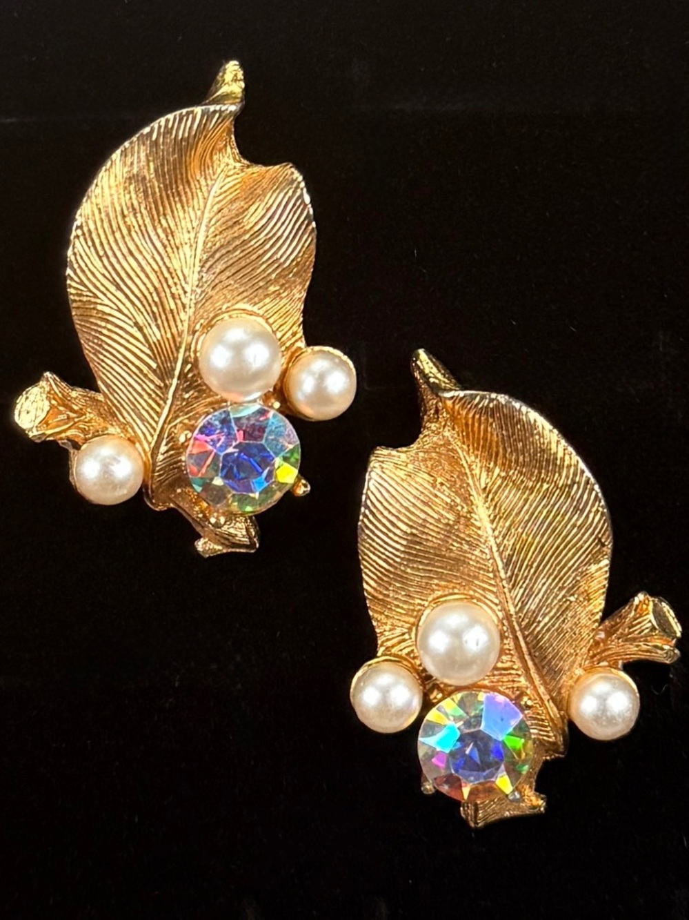 Vintage goldtone, faux pearl iridescent bling clip on earrings